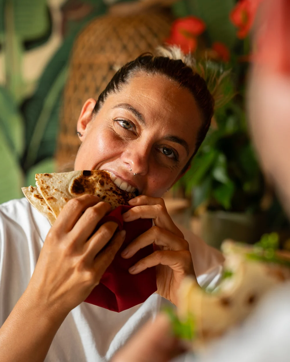 Una piadina gustata a tavola da MÈNSA