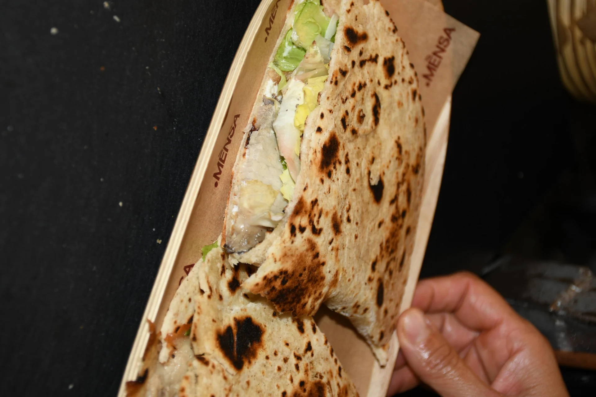 Primo piano della piadina artigianale di MÈNSA